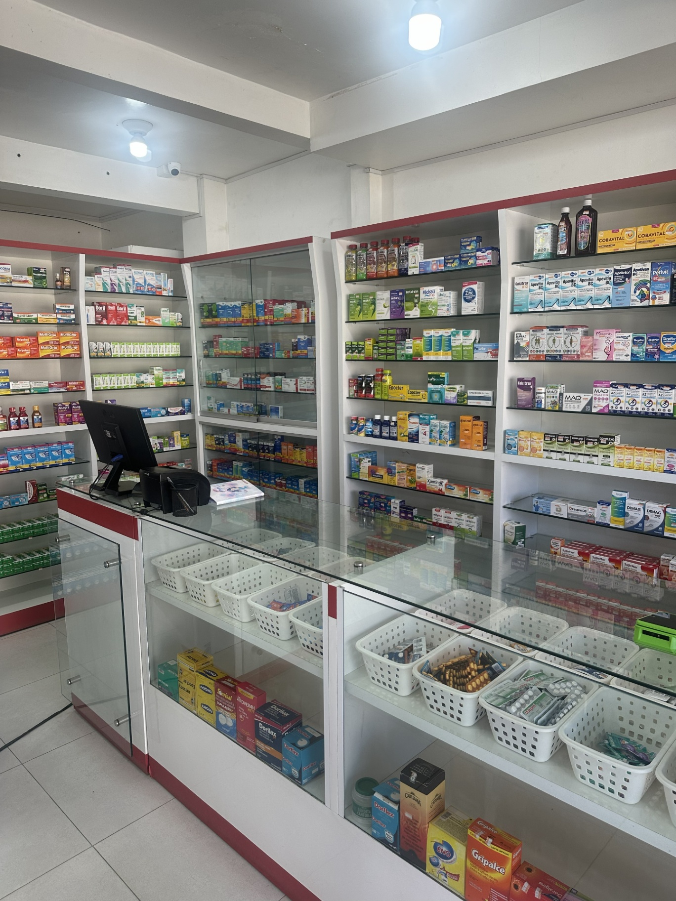 Prateleiras com produtos organizados