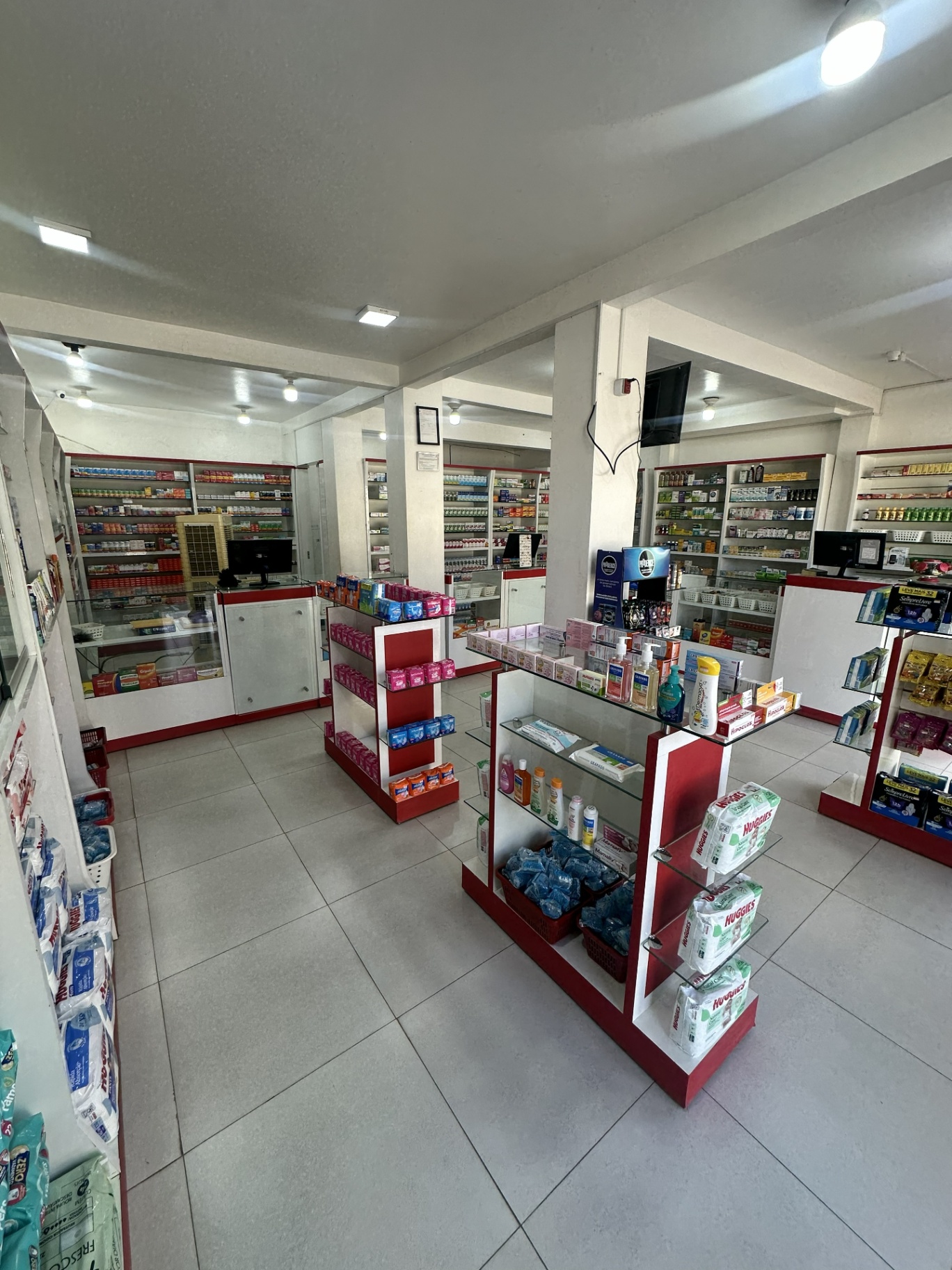 Interior organizado da Farmácia Econômica Popular