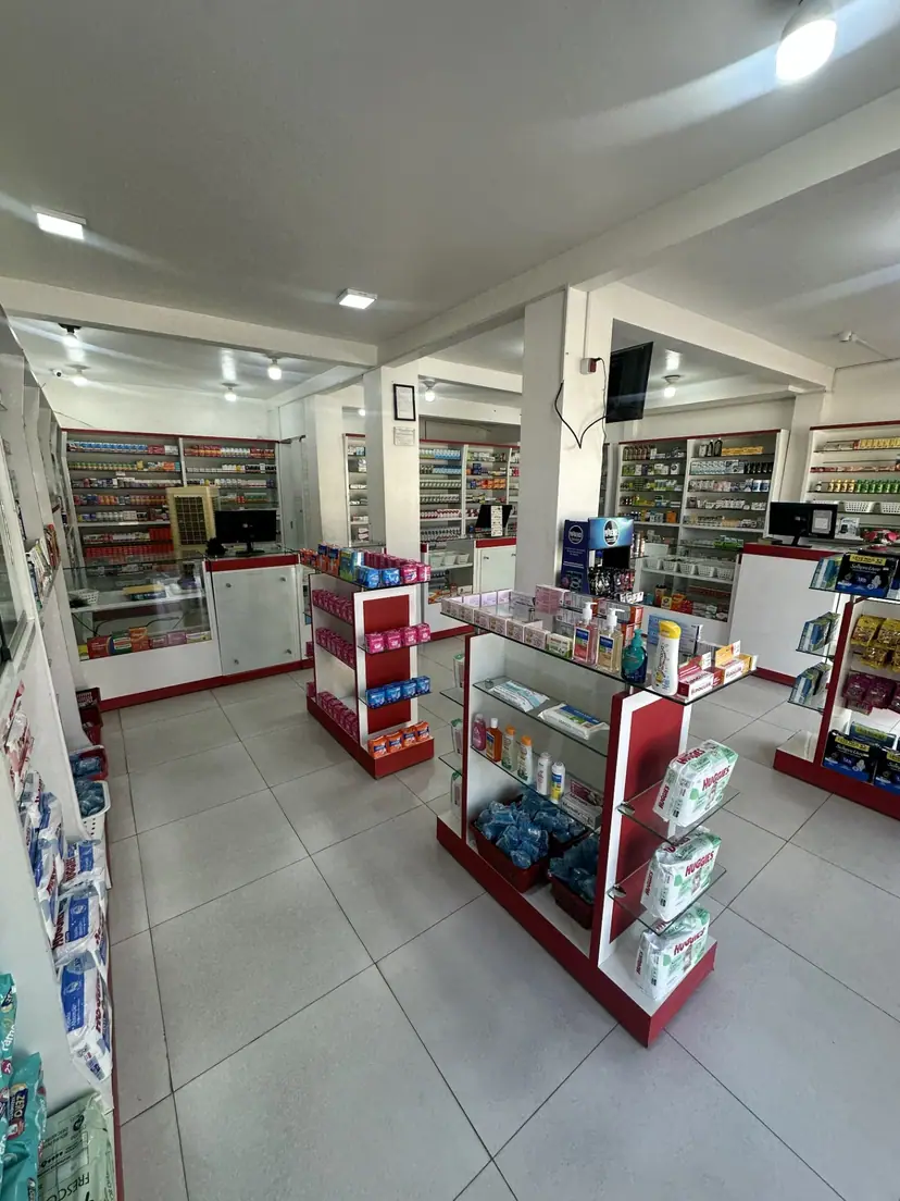 Interior organizado da Farmácia Econômica Popular